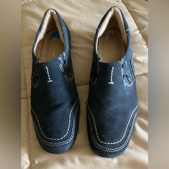 A rich blue suede shoe. Super fashionably - Picture 2 of 2